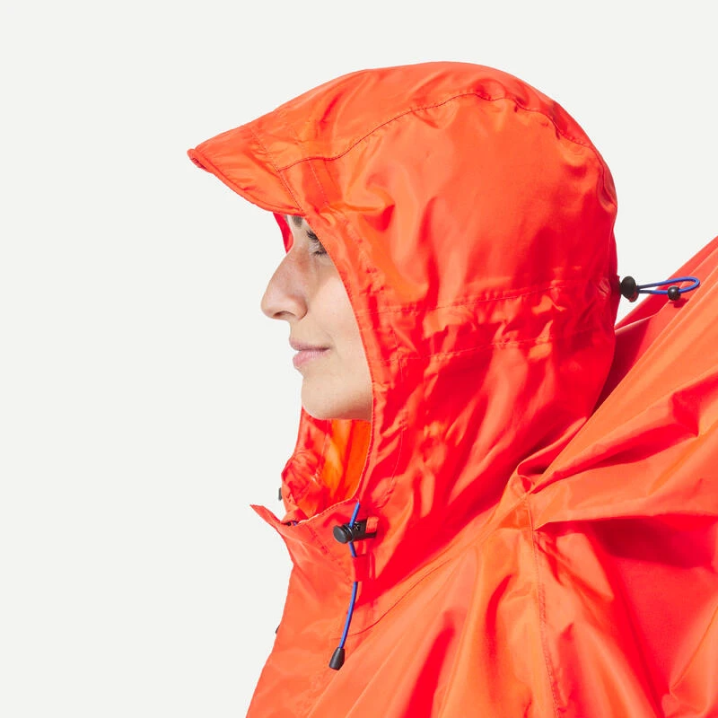 Quechua Poncho De Pluie De Randonnée - MT900 - 75L - Rouge - S/M 4 Quechua Poncho De Pluie De Randonnée - MT900 - 75L - Rouge - S/M – Image 4