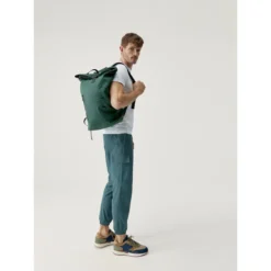 Born Living Yoga Sac à Dos De Style Sportif Avec Compartiment Pour Ordinateur Portable -Quechua Magasin sac a dos de style sportif avec compartiment pour ordinateur portable 2